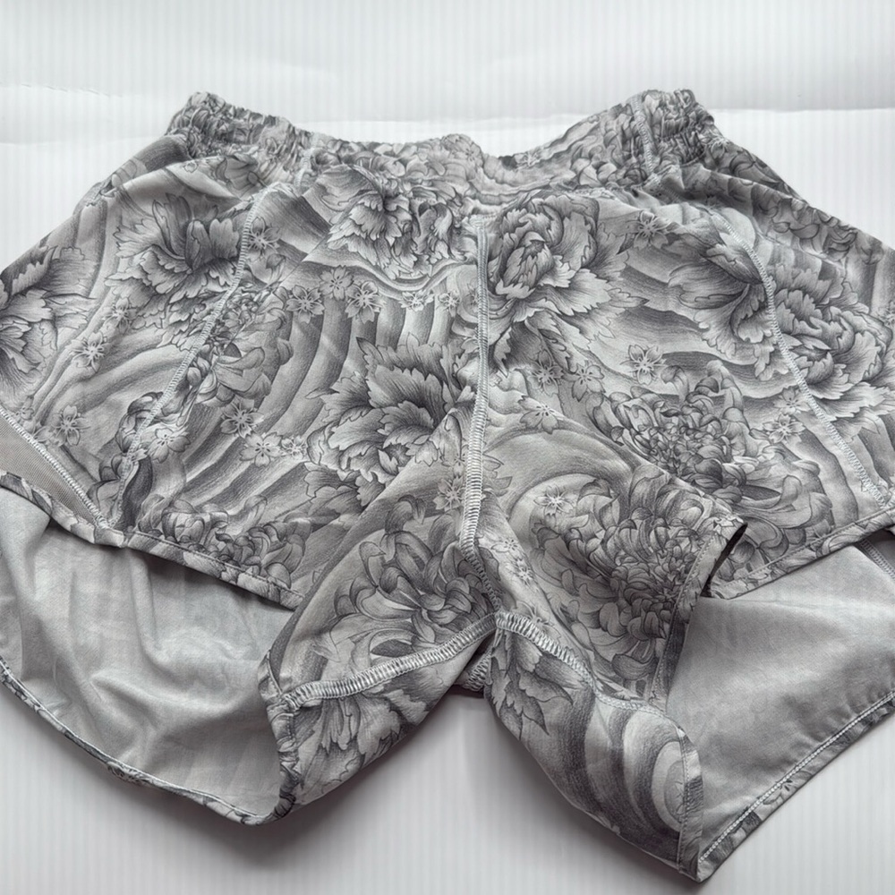 Lululemon Hotty hot shorts lined
Size 8
Tag removed